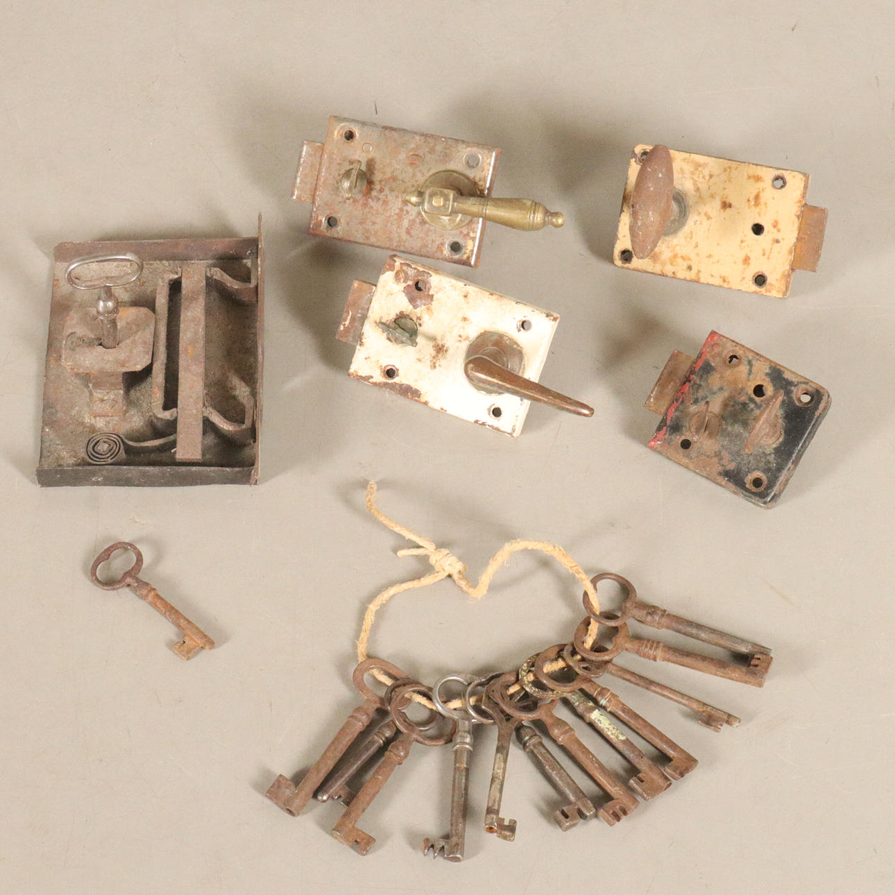 DÖRRLÅS samt NYCKLAR, 18 delar, metall, järn.