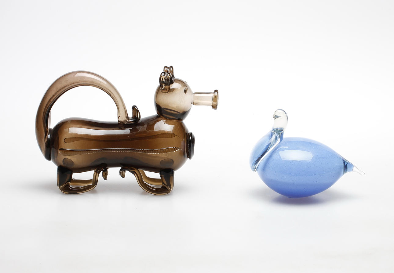 GLASFÖREMÅL, 2 delar, FLASKA, så kallad fyllesvin samt FÅGEL, Muurla, Finland.