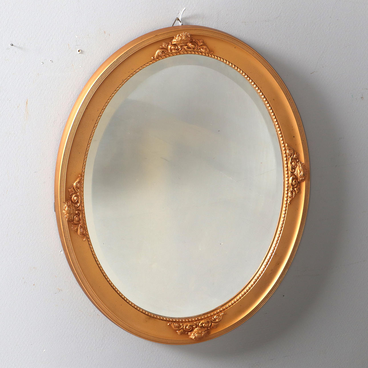 SPIEGEL MIT HOLZRAHMEN.