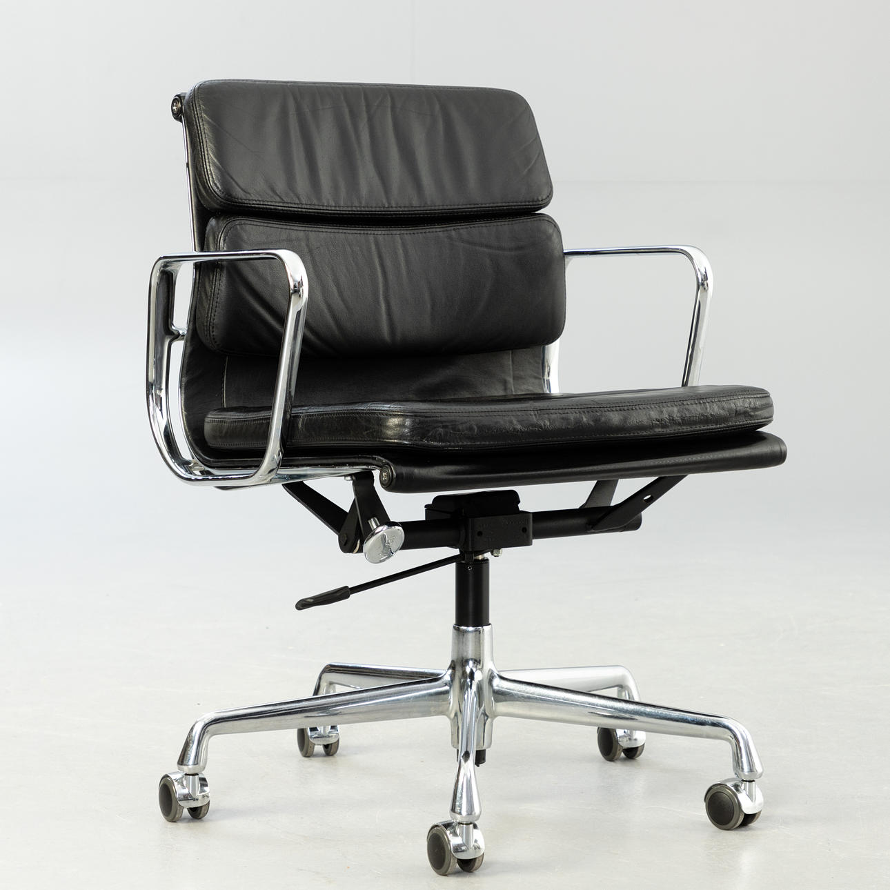 RAY & CHARLES EAMES. Vitra. Alu Chair kontorstol 'EA 217', softpad, sort læder.