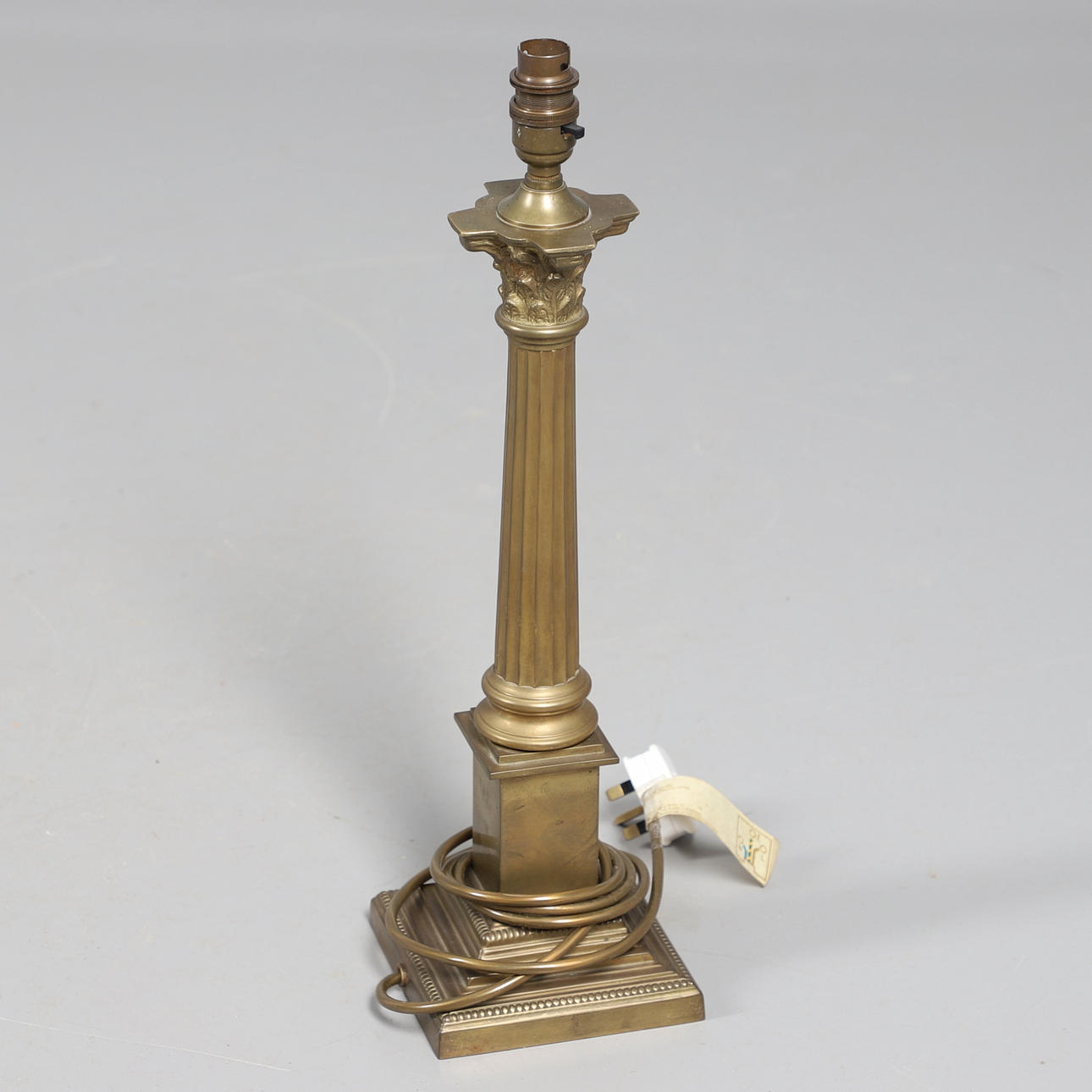 A BRASS CORINTHIAN COLUMN TABLE LAMP.