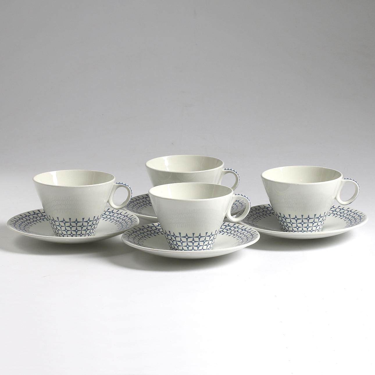 STIG LINDBERG. TEKOPPAR samt FAT, 8 delar, flintporslin, "Tsing", Gustavsberg. 1950-tal.