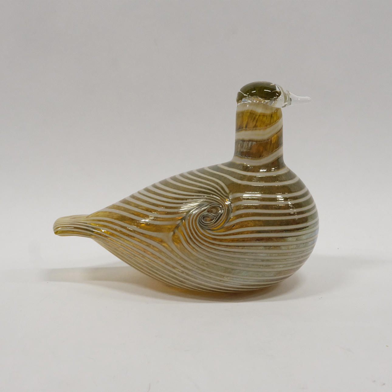 OIVA TOIKKA. NUUTAJÄRVI LASILINTU.