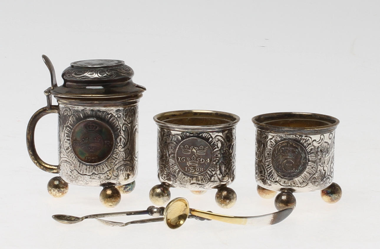 SENAPSKANNA SAMT SALTKAR, ett par, silver, C G Hallberg, Stockholm, 1937 resp. 1938.