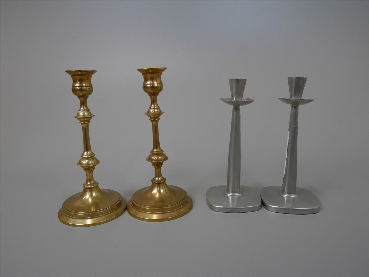 LJUSSTAKAR, två par. Tenn och mässing..