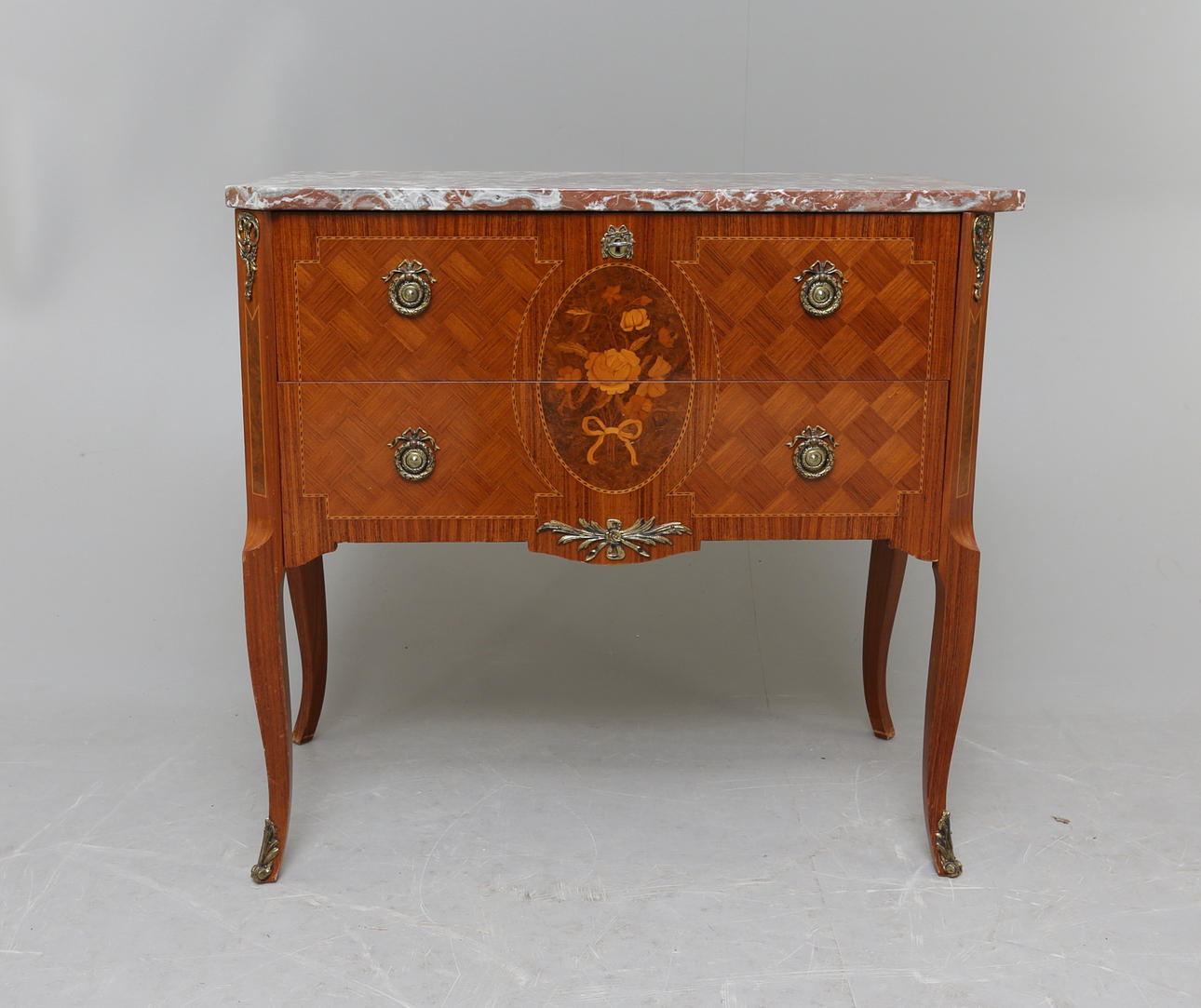 BYRÅ, gustaviansk stil, 1900-tal.