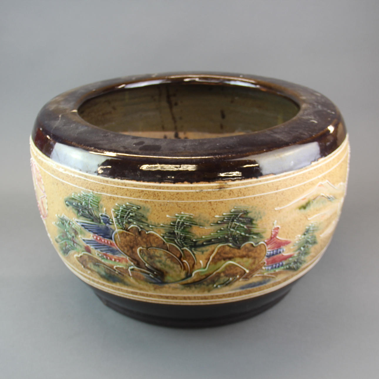 ORIENTALISCHER BLUMENTOPF AUS STEINZEUG.