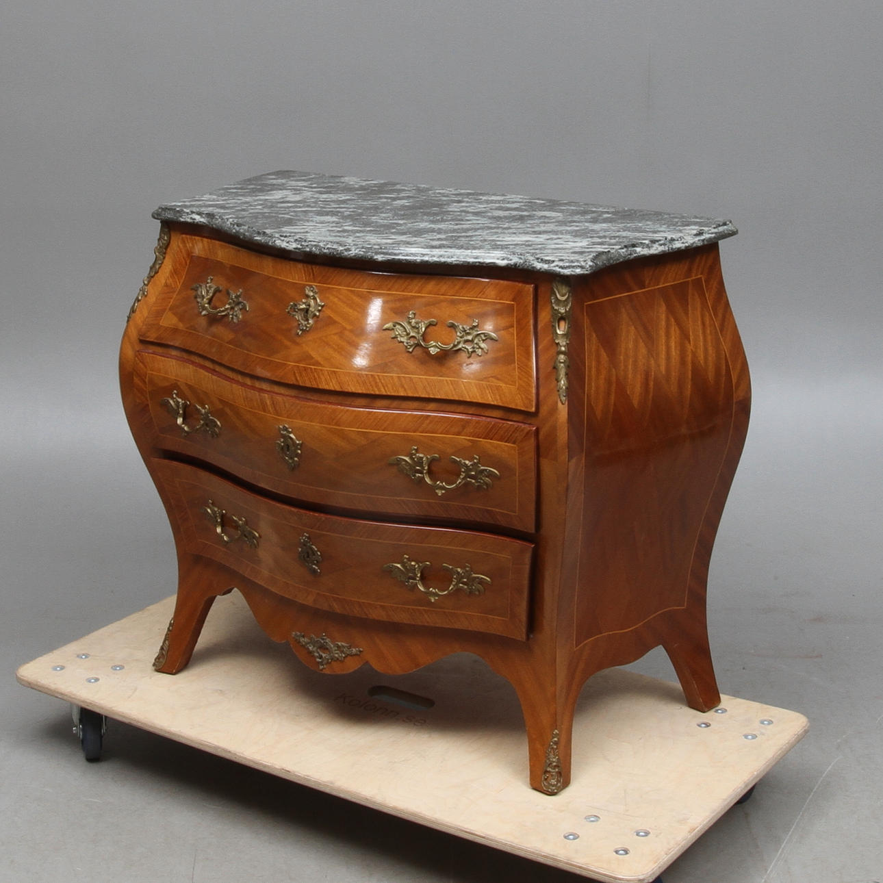 BYRÅ, med stenskiva, rokokostil, Svensk Möbelindustri, 1900-tal.