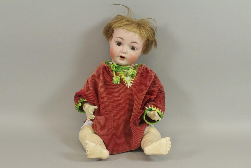 PORSLIN HEAD DOLL med masskropp runt 1900/30.
