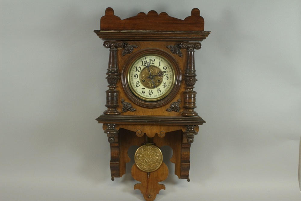 VÄGGKLOCKA cantilever Junghans runt 1900/20.