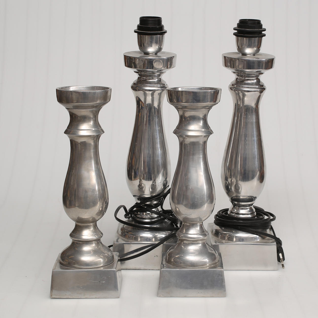 LAMPEFØDDER & KANDELABRE, to par, poleret aluminium.