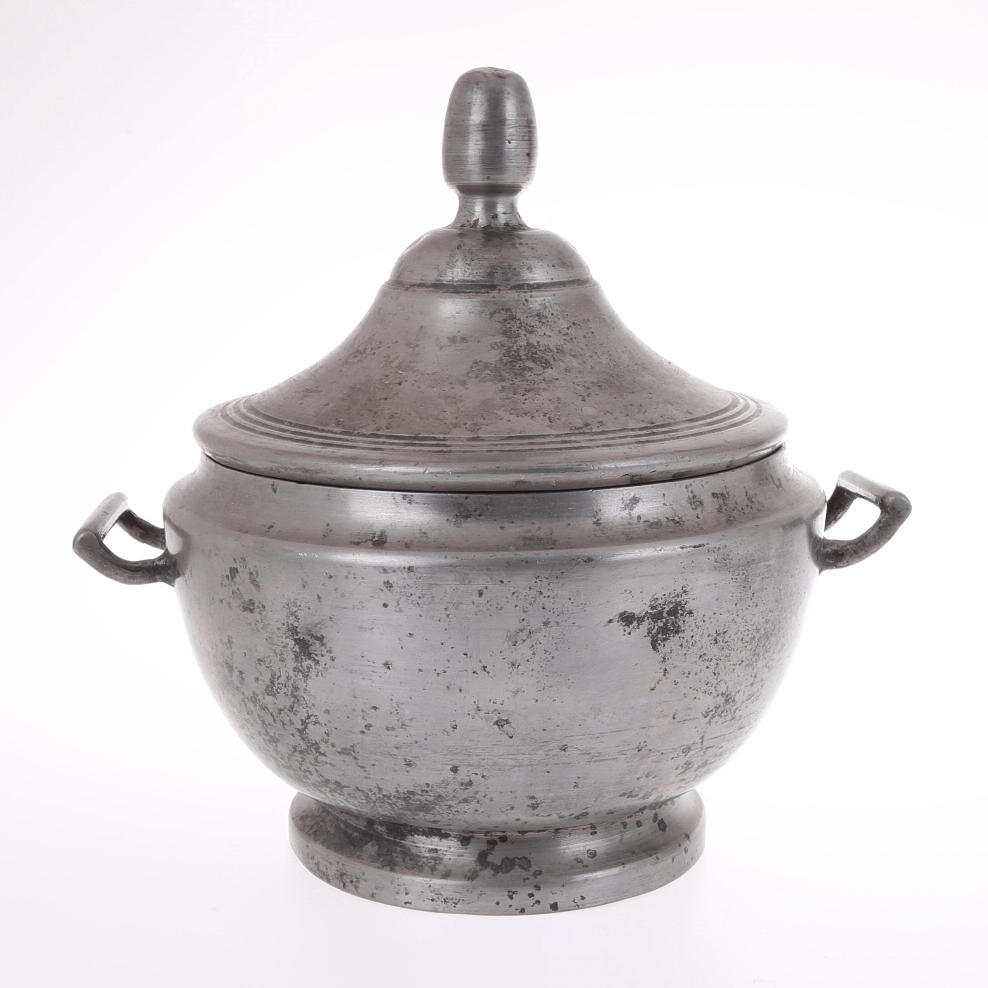 SKÅL med lock, tenn, otydliga stämplar.