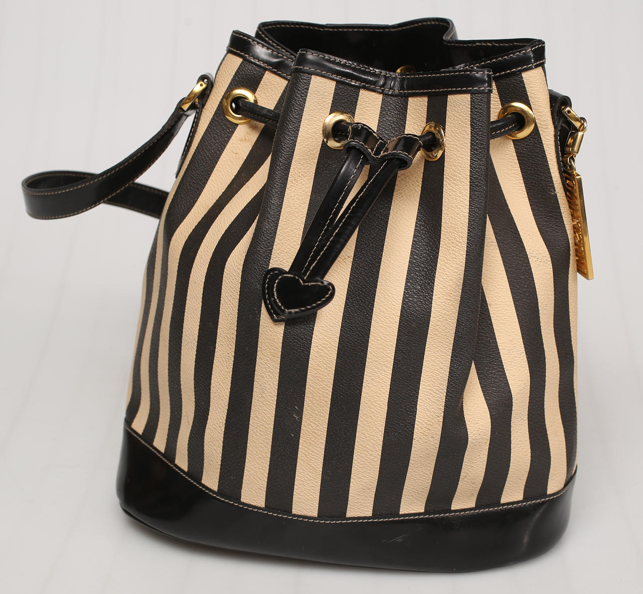 BUCKET BAG, Moschino by Redwall 443115. Vintage Cream and Black