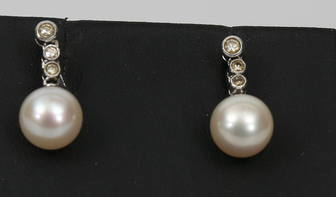 ÖRHÄNGEN, ett par, 18 K vitguld, odlade pärlor, 6 diamanter.
