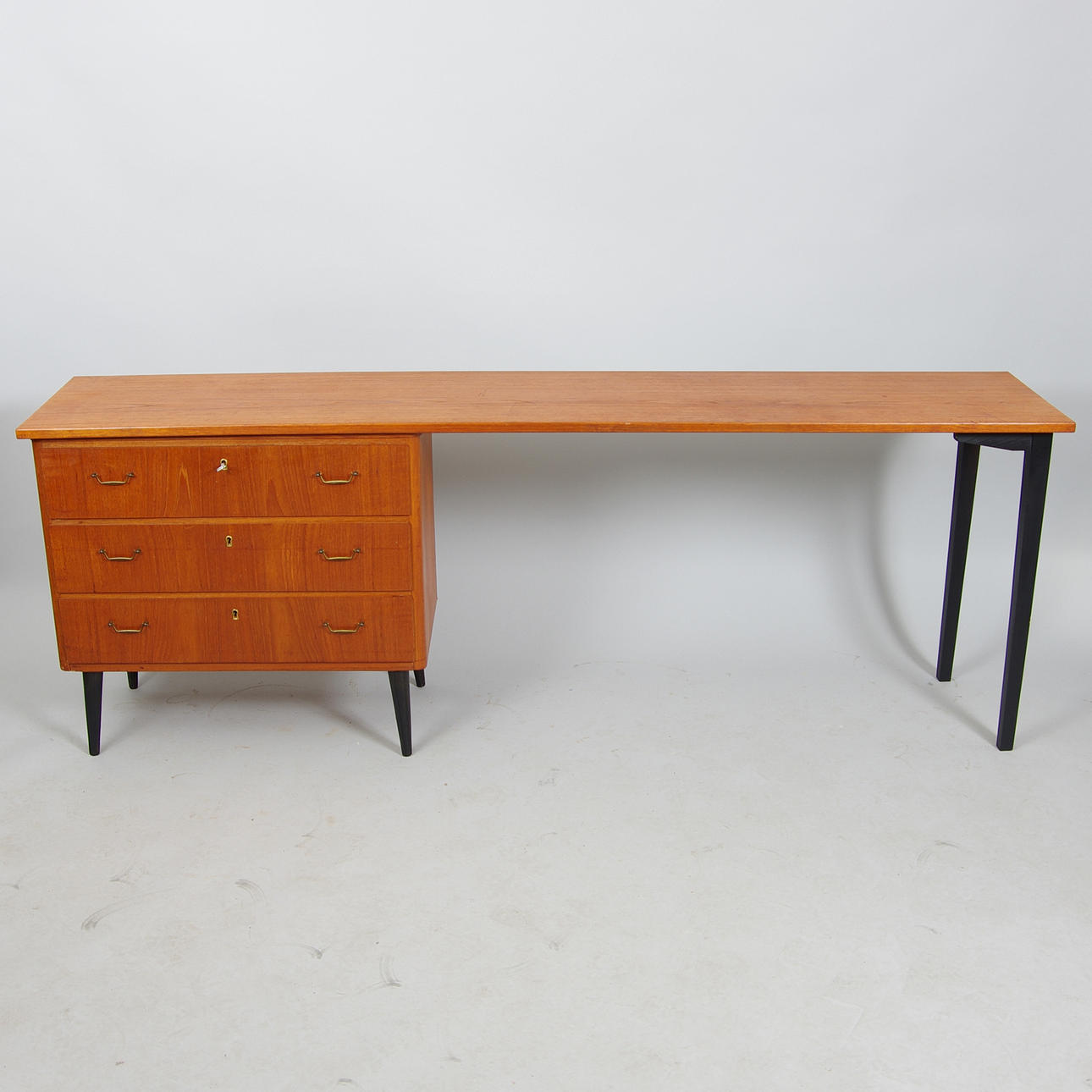 BYRÅ MED SKRIVDEL, teak med svarta ben, 1900-talets mitt.