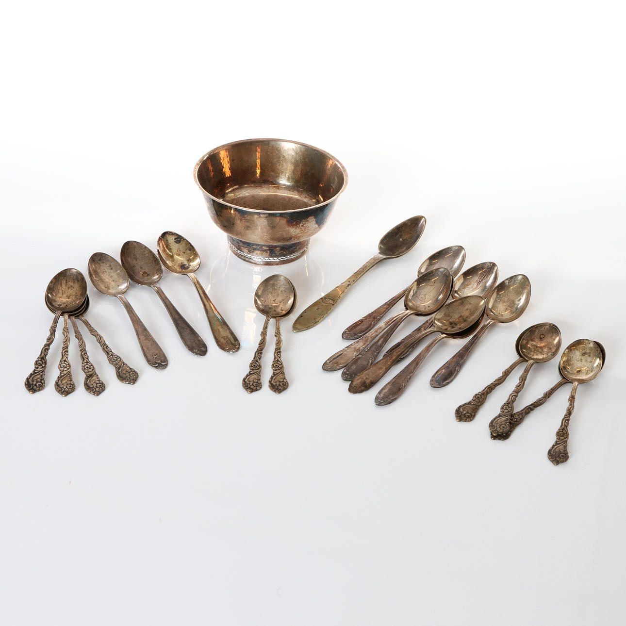 VIEL SILBER. Gewicht ca. 330 Gramm.