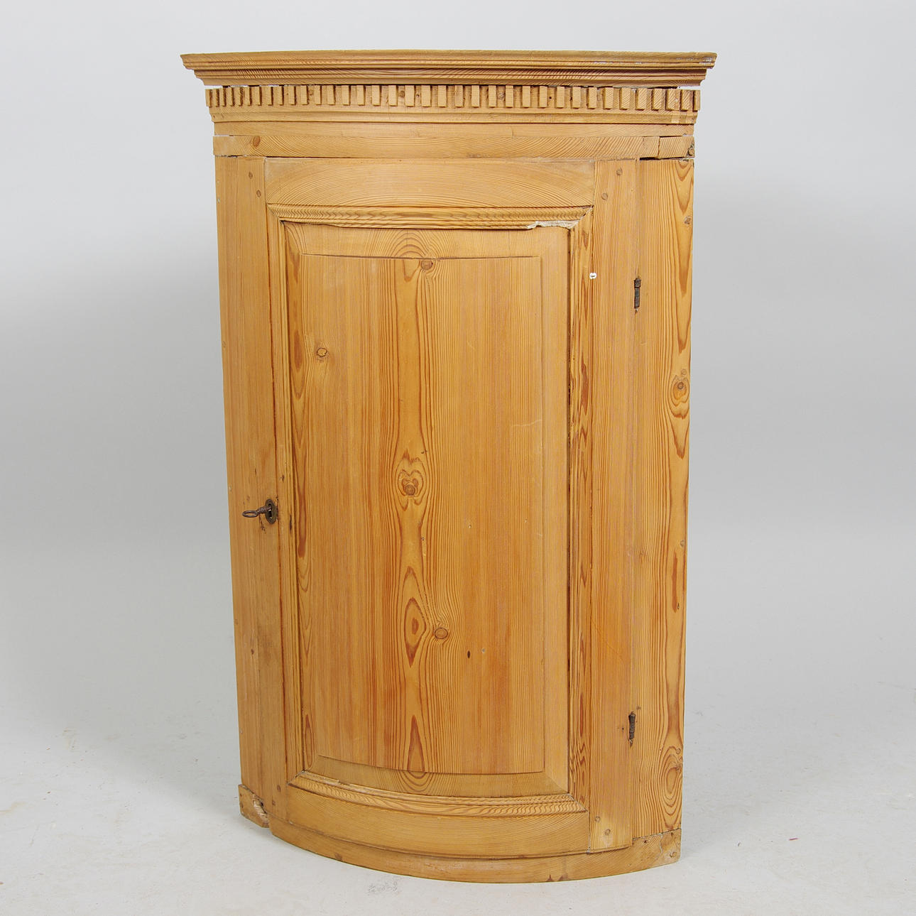 HÖRNSKÅP, fur, 1800-tal.