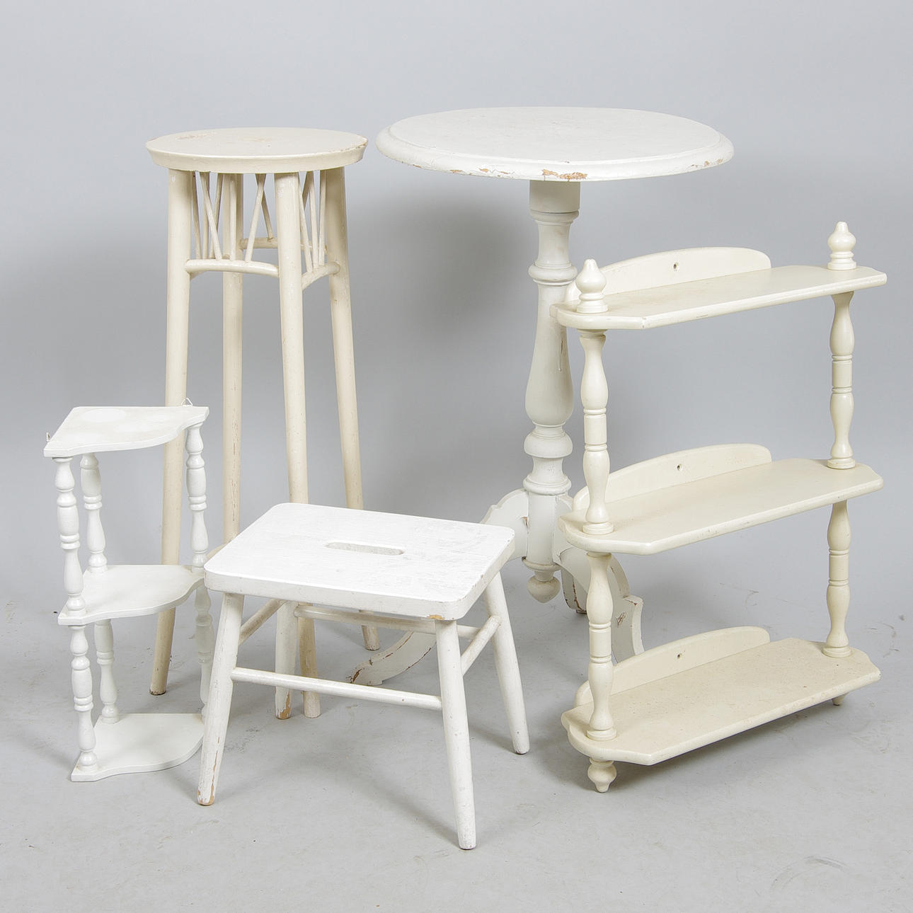 BORD, HYLLOR M.M. 5 delar, vitmålat trä.