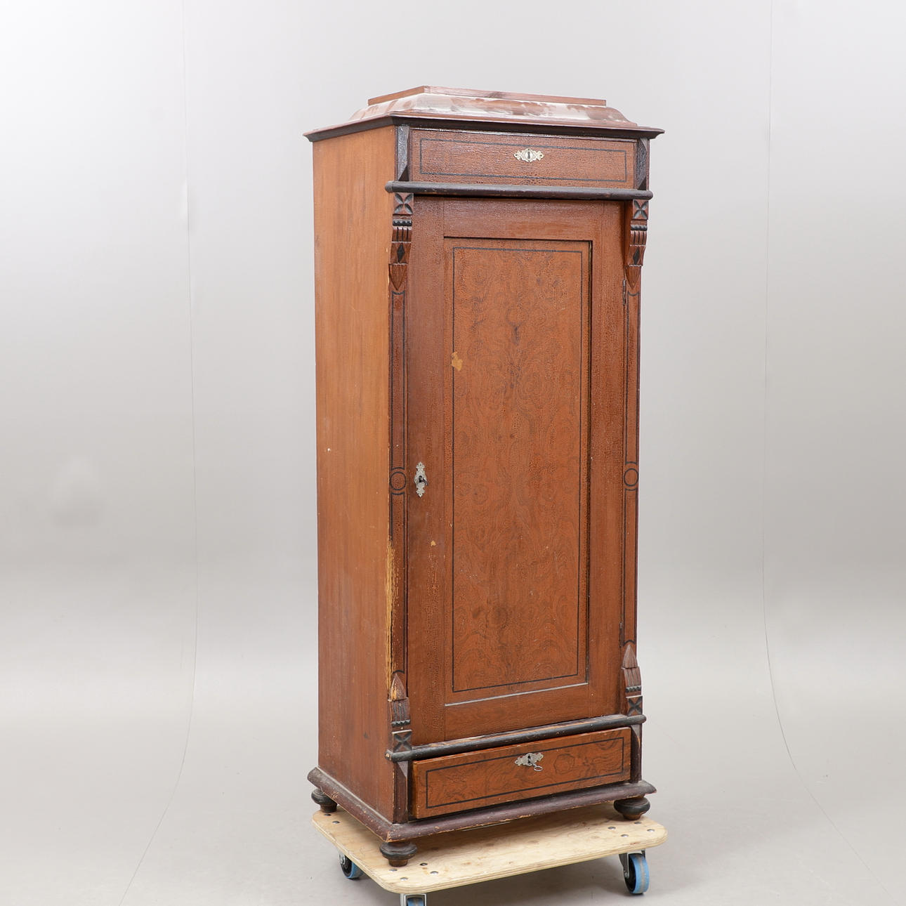 DRÄNGASKÅP, 1800-tal.