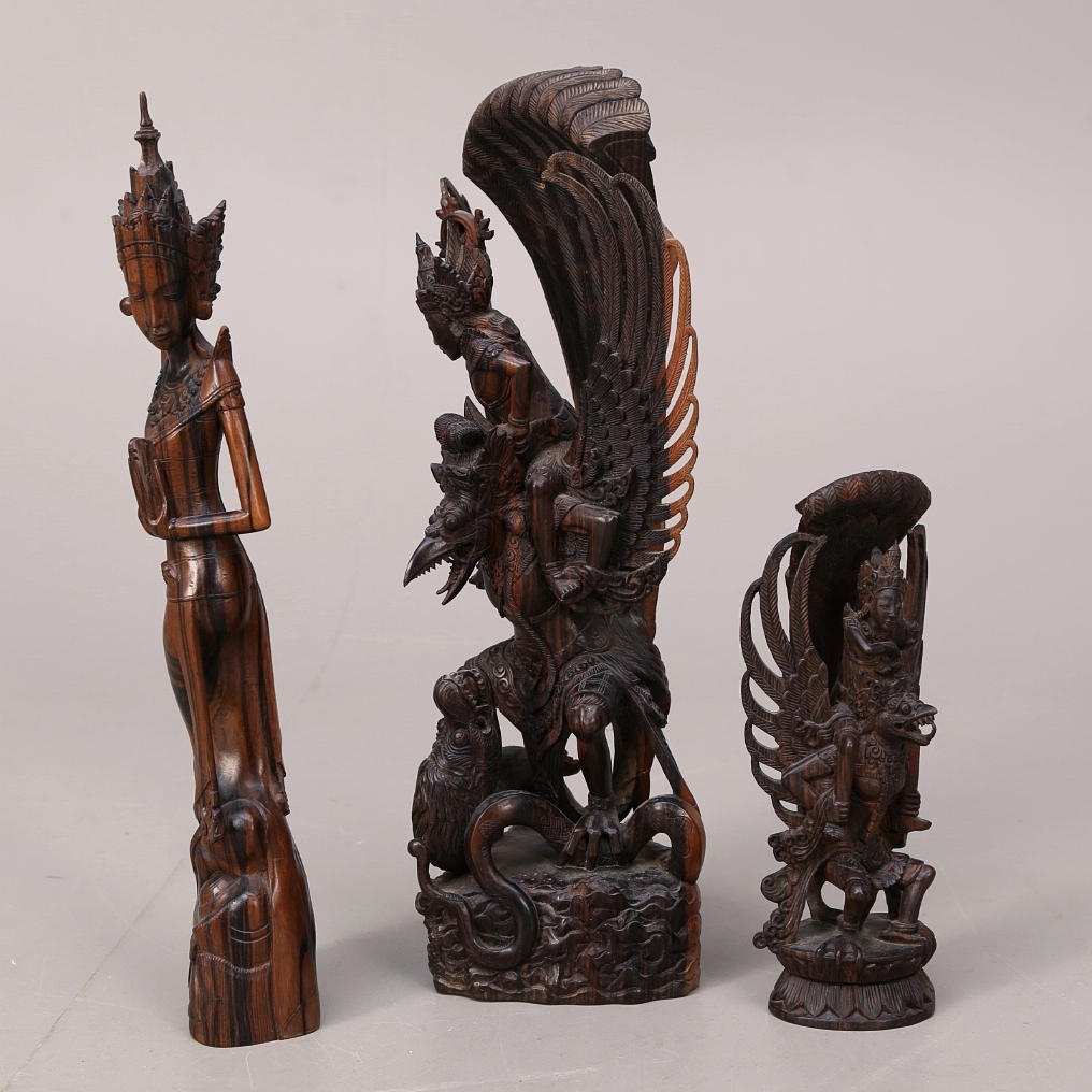 SKULPTURER, 3 st, träskurna, Indonesien.