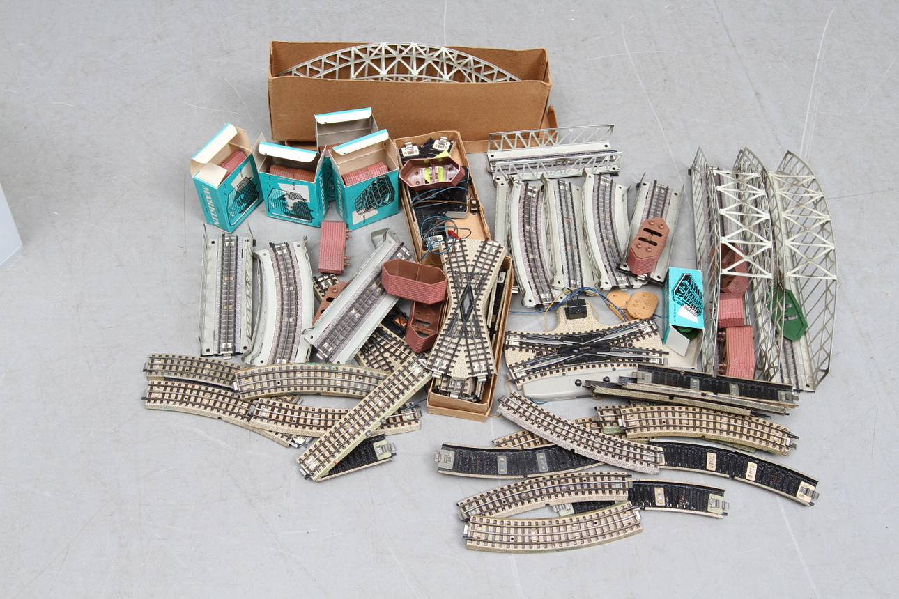 MÄRKLIN brodelar, räls och växlar. Delvis originalkartong. Heldragen mittledare modell 3600.