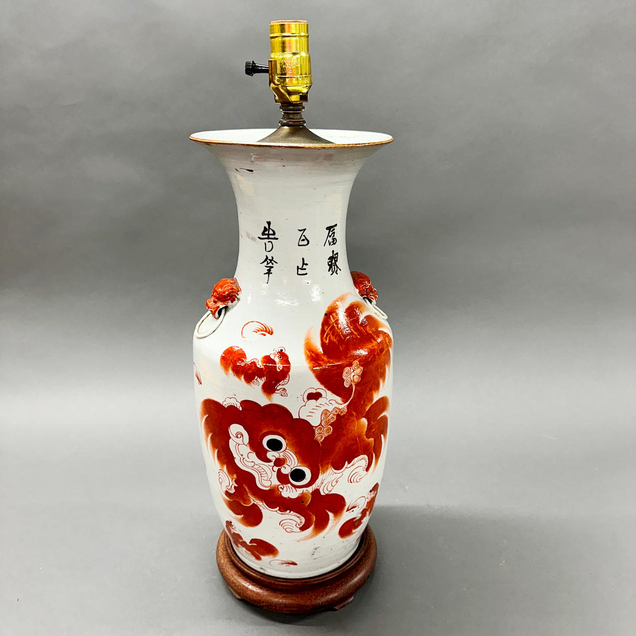 CHINESE VASE MOUNTED AS A TABLE LAMP.