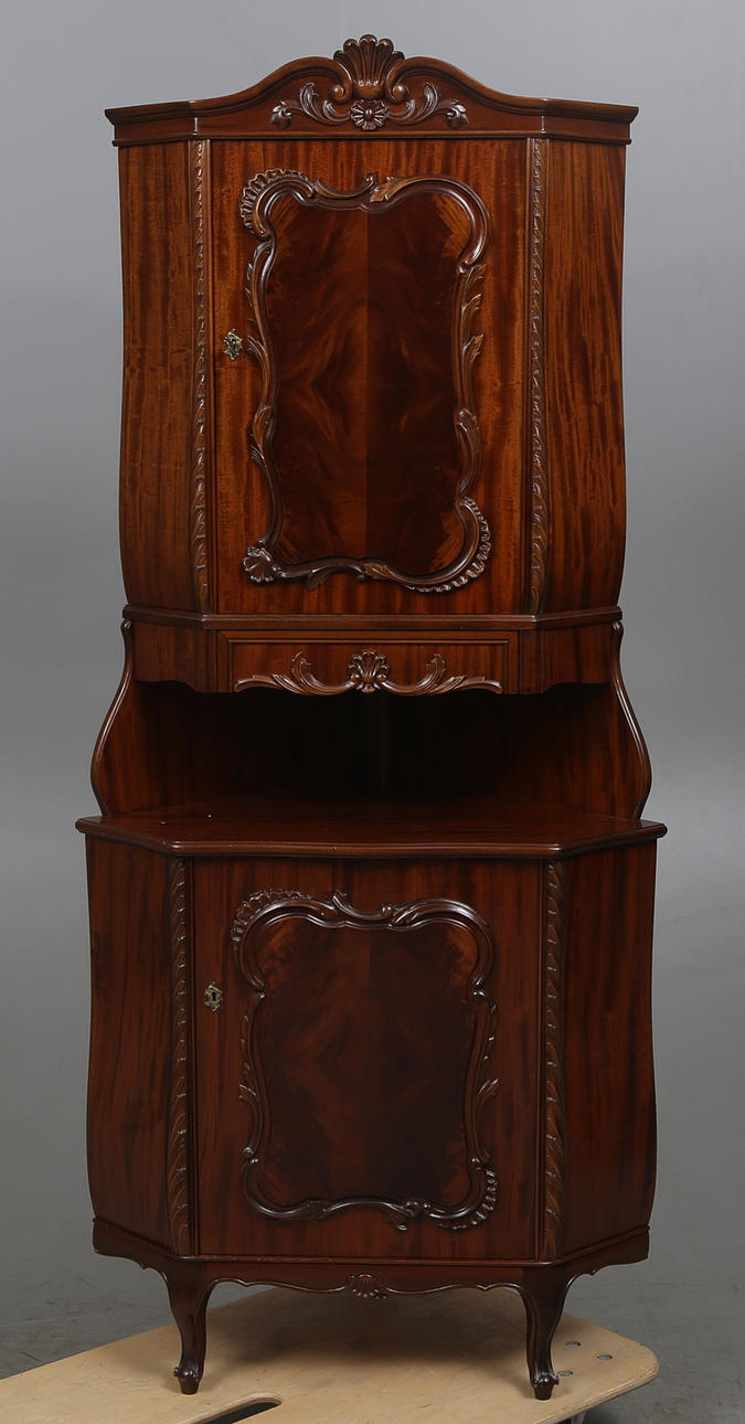 HÖRNSKÅP, rokokostil, 1900-tal.