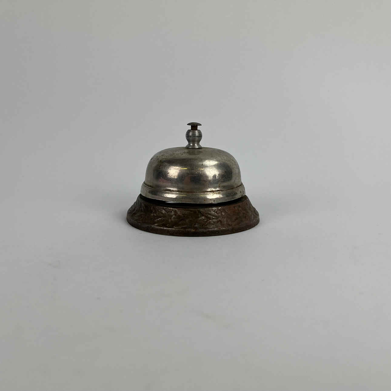 RECEPTIONSKLOCKA, metall, 1900-talets första hälft.