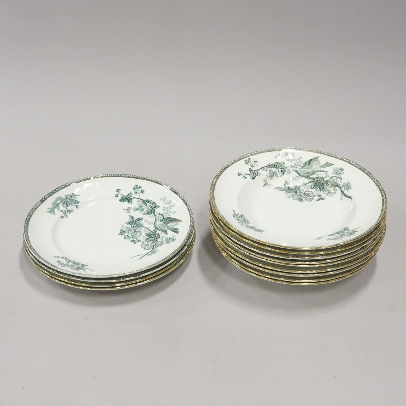 GUSTAVSBERG. 13 SERVISE STYKKER, WEXIÖ GULD.