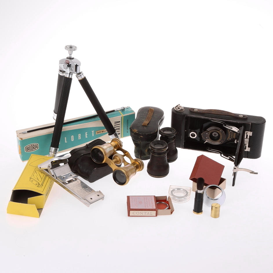 TEATERKIKARE 2 st + KAMERA Kodak No 2A Folding autographis Brownie, med tillbehör.