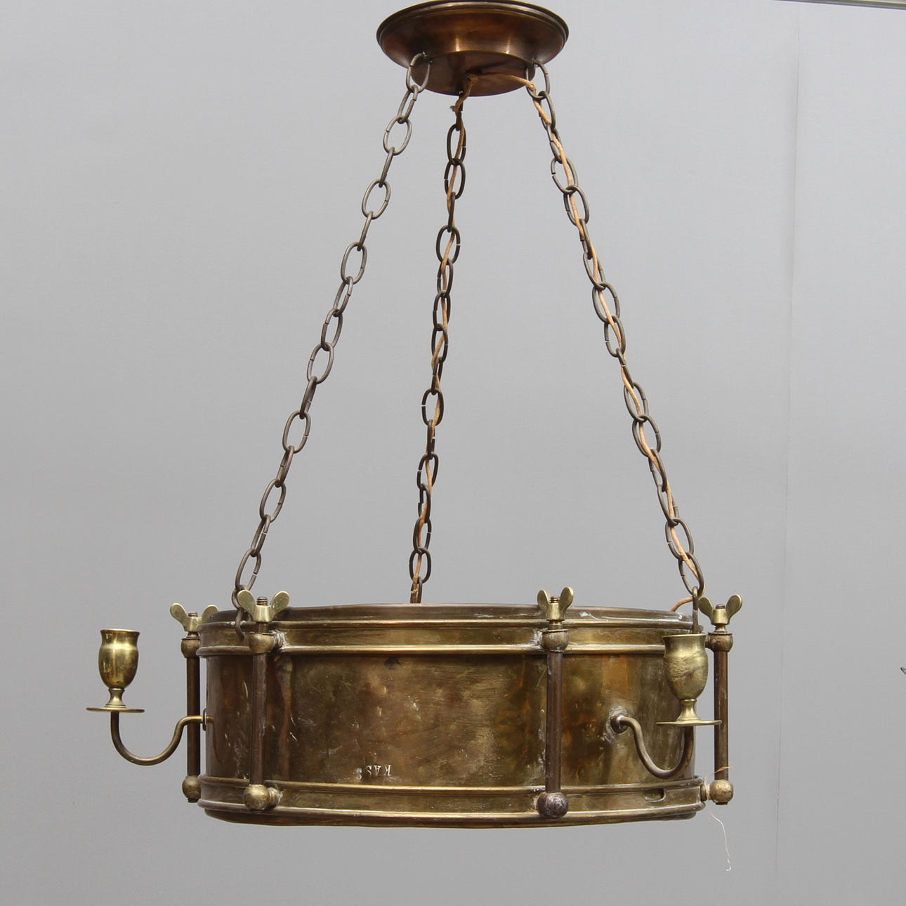 TAKLAMPA i form av omarbetad trumma, 1900-talets första hälft.