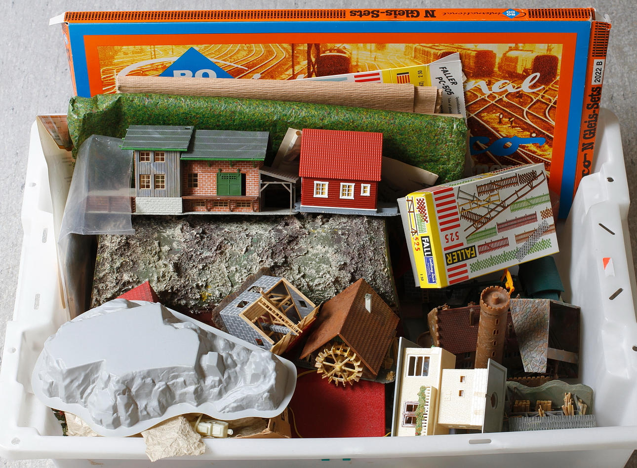 MODELLER och BYGGSATSER, tåg, bl.a. Faller.