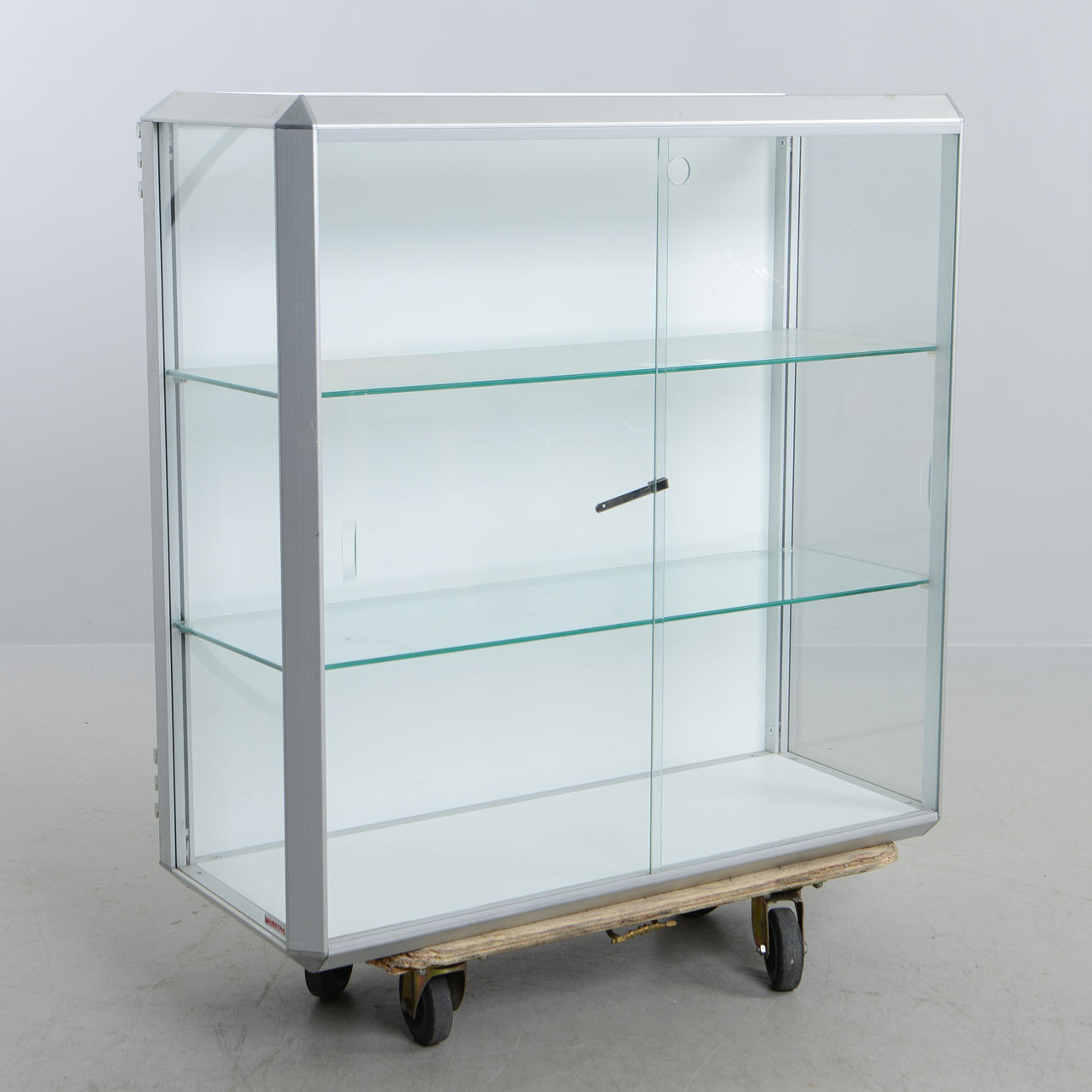 LADENVITRINE ZUM WANDBEHANGEN.