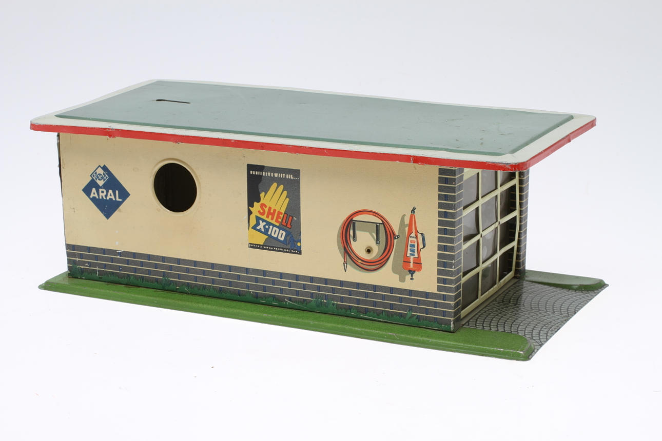 ARNOLD GARAGE i plåt med öppningsbar frontdörr.