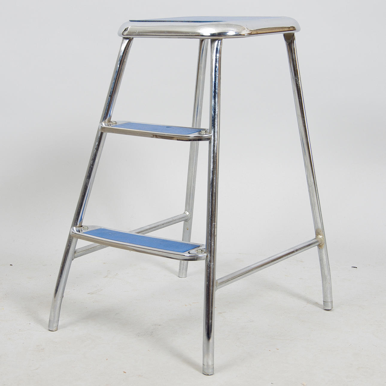 TRAPPALL, krom med blå trappsteg, AWAB.