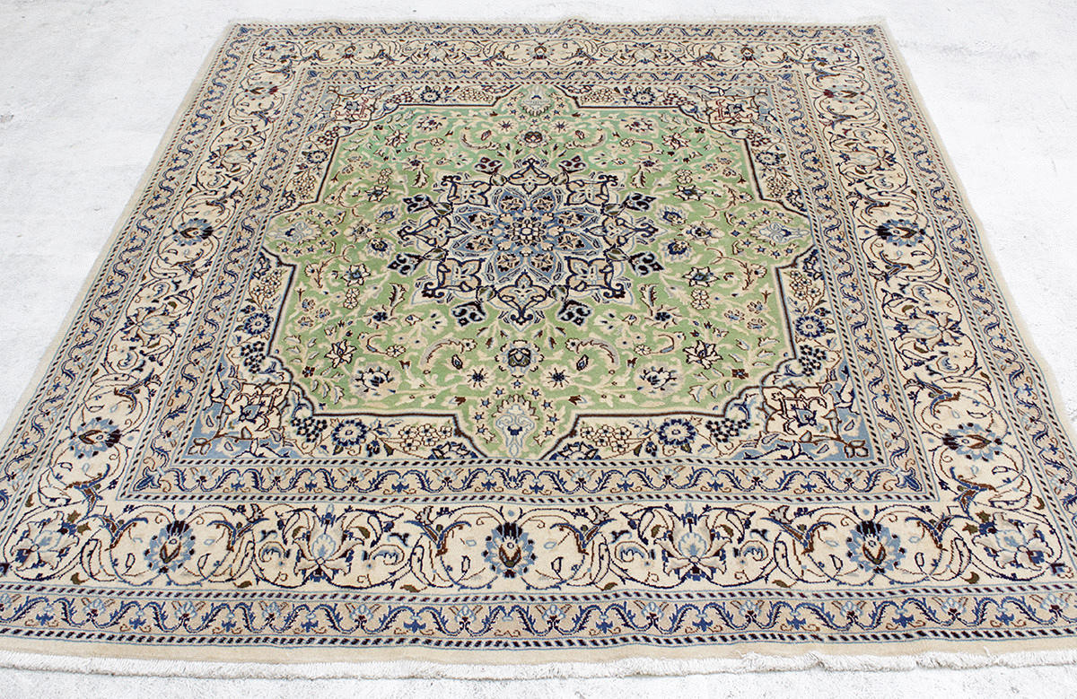 MATTA, Persisk, grön Nain med silkesinslag, (fine), 205 x 190 cm.