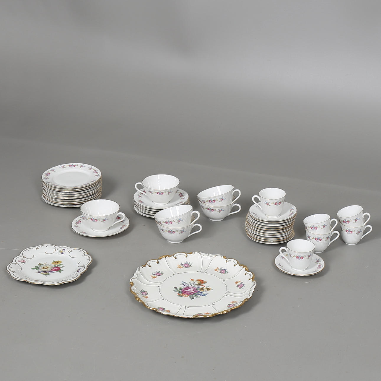 KAFFE- OCH TESERVISDELAR i porslin, 42 st, Rörstrand samt fat, Jimenau och Tirschenreuth, Tyskland.