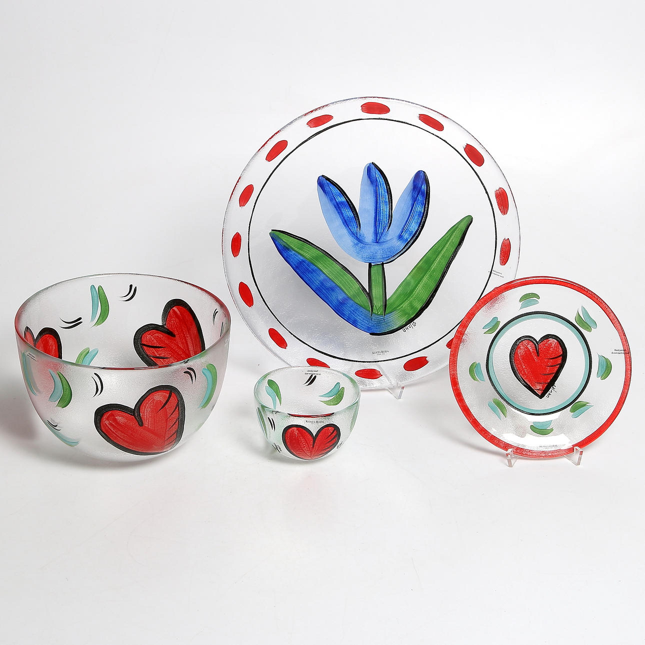 SKÅLAR, 2 st, och FAT, 2 st, glas, bl.a. "Hearts", Ulrica Hydman-Vallien, Kosta Boda. 1900-tal.