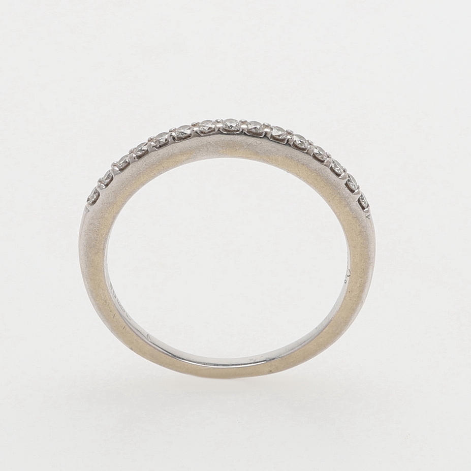 HALVALLIANSRING MED DIAMANTER.