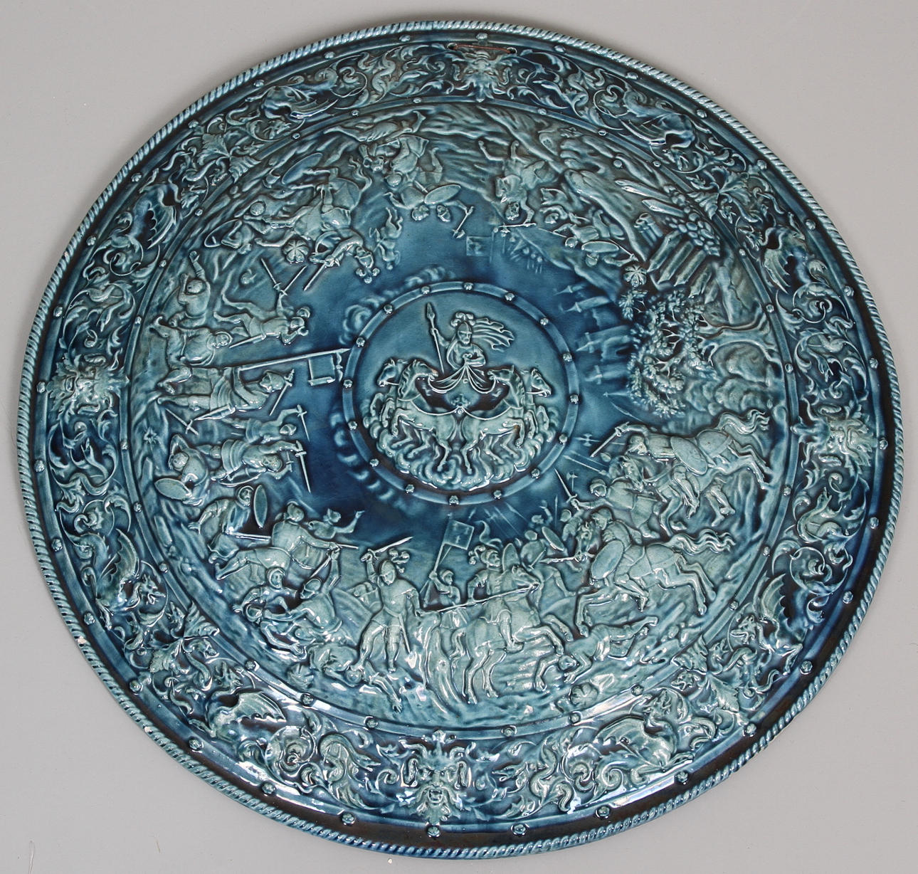 VÄGGPLATTA, Majolika , i form av sköd.