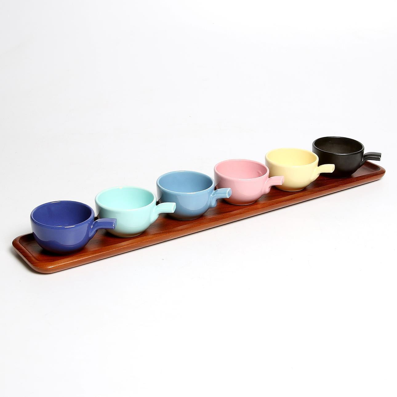 BRICKA samt TEKOPPAR, 7 delar, keramik och teak, bl.a. Carl Holmberg, Götene. Sverige. 1950-tal.