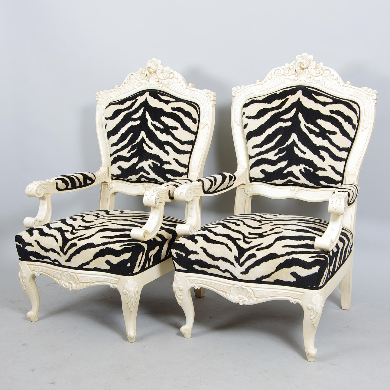 FÅTÖLJER, 1 par, rokokostil, vitmålade.