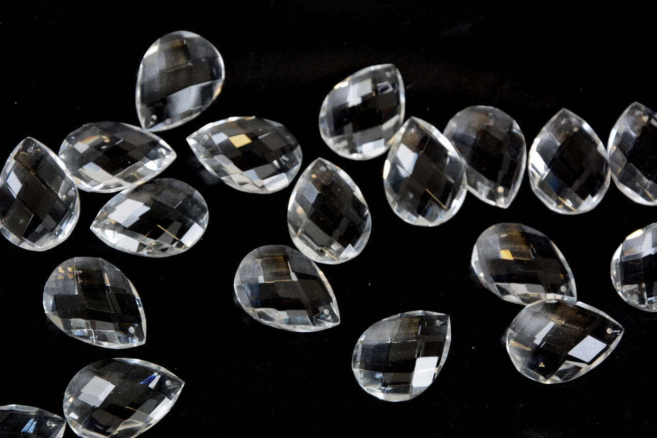 KRISTALLPRISMOR, brilljantslipade, 1-låda.