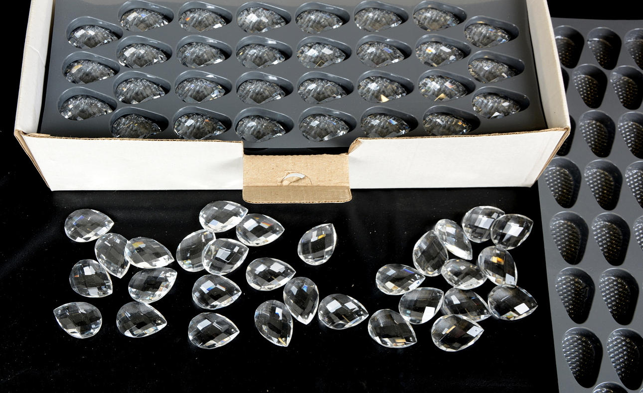 KRISTALLPRISMOR, brilljantslipade, 1-låda.