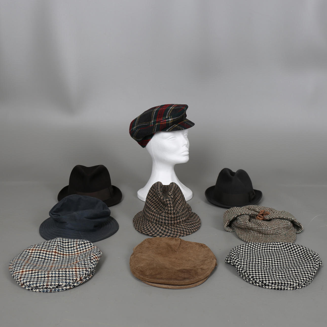 PARTI HATTAR & KEPSAR, 9 st, innermått ca 56 cm.