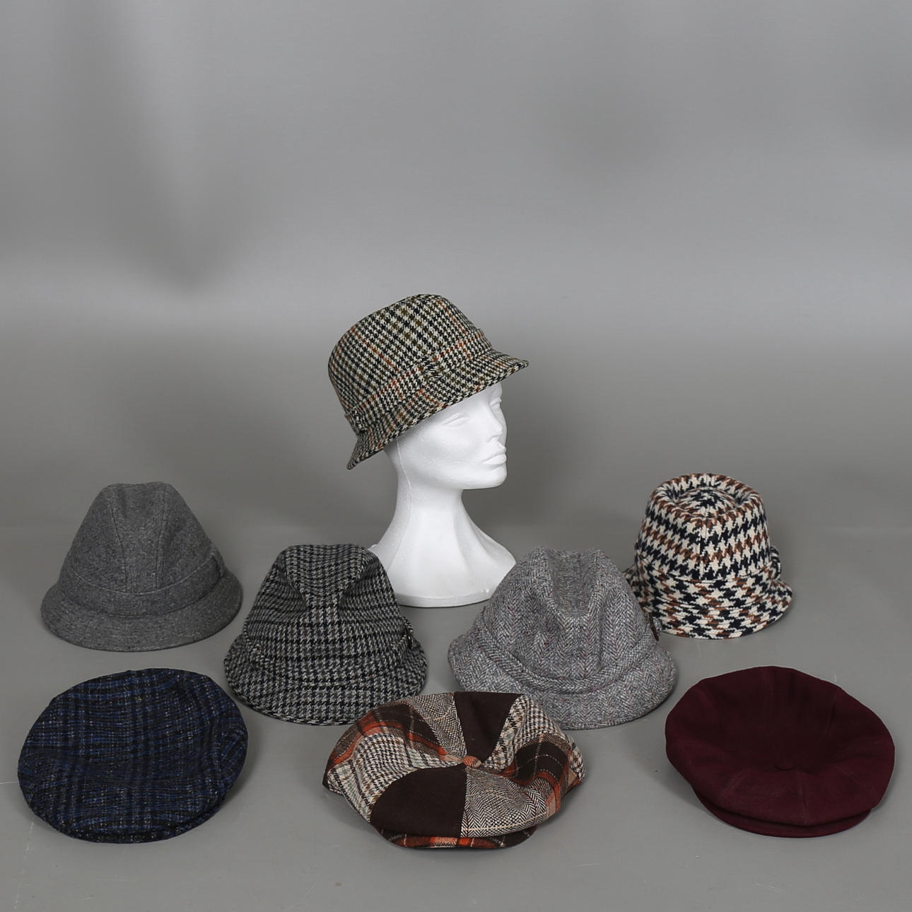 HATTAR & KEPSAR, 8 st, innermått ca 59 cm.