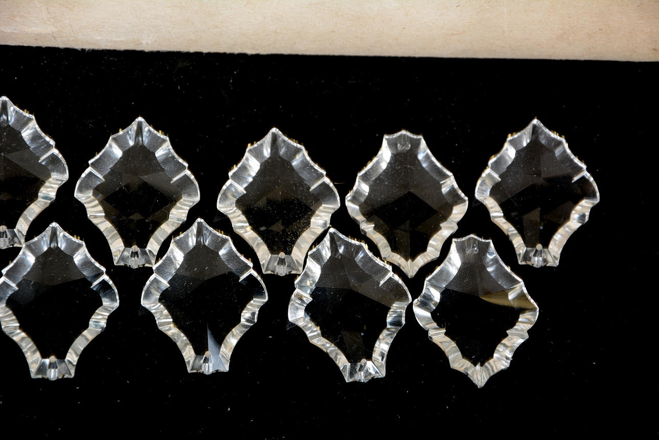 KRISTALLPRISMOR, brilljantslipade, 1-låda.