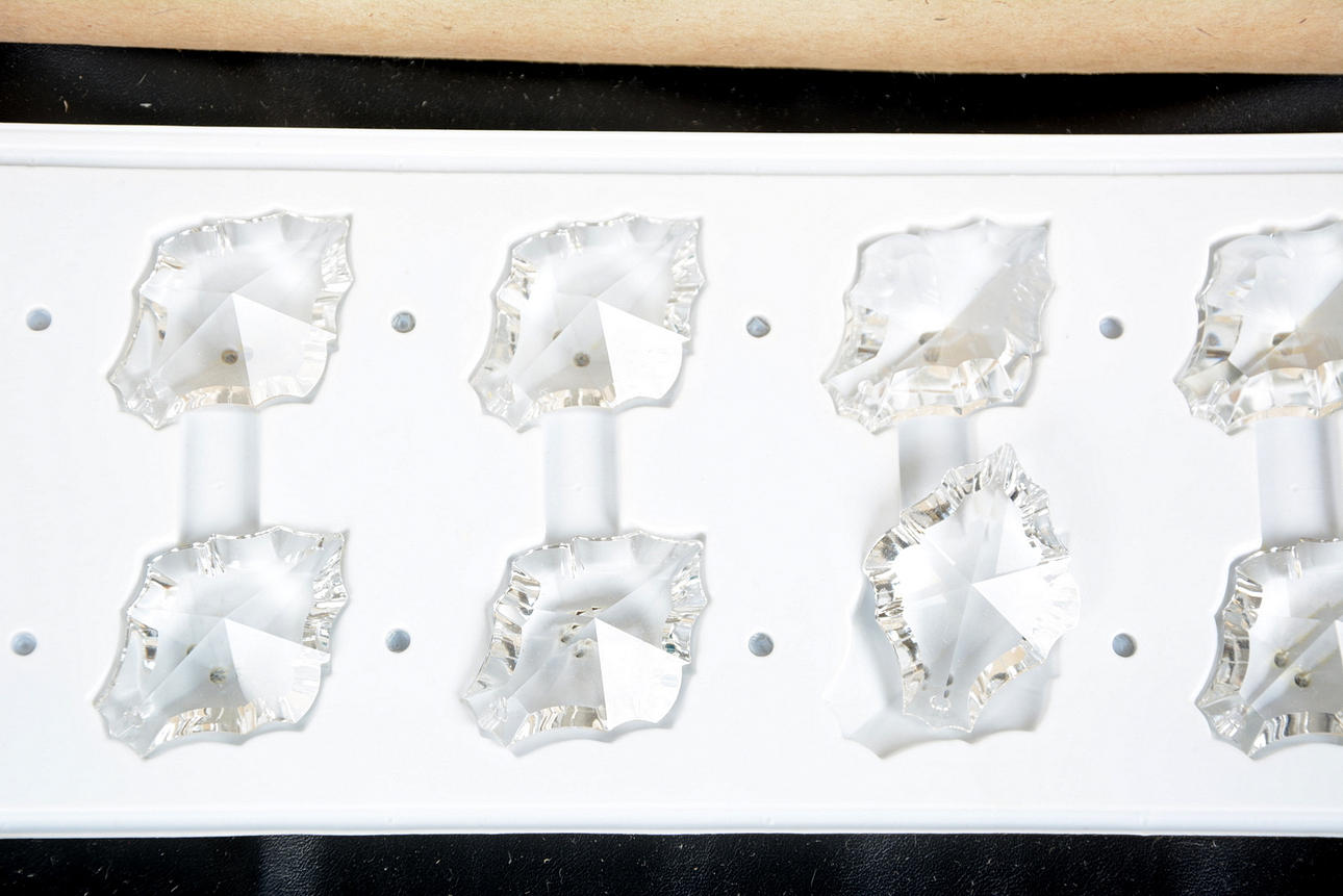 KRISTALLPRISMOR, brilljantslipade, 1-låda.