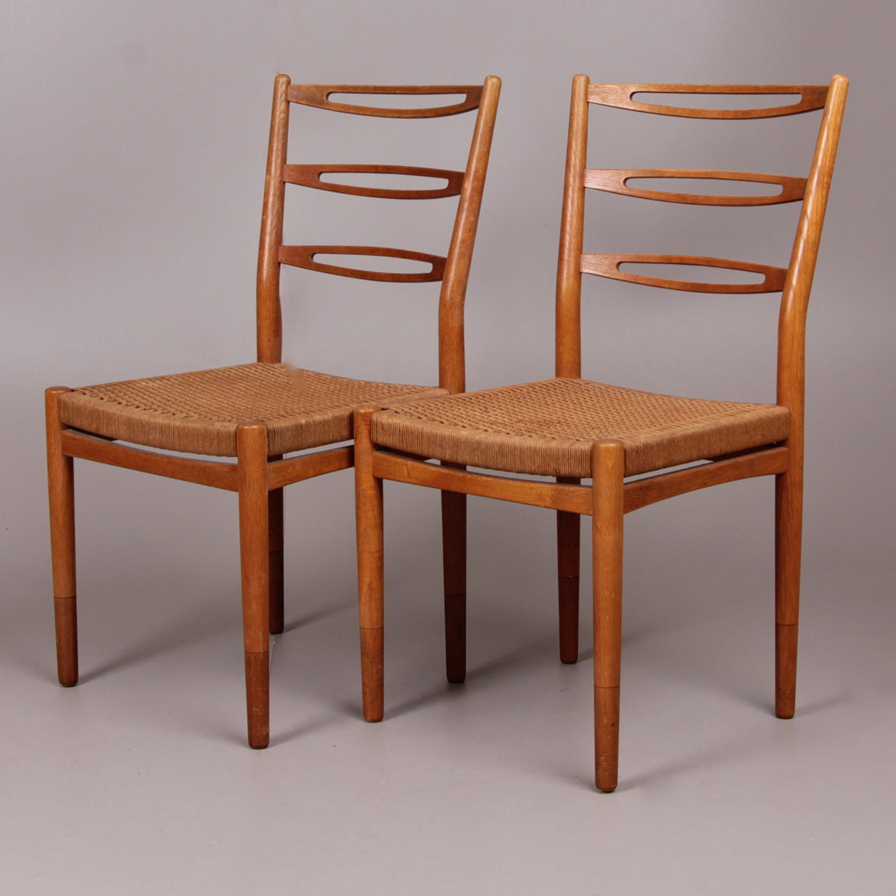 STOLAR, ett par, teak, 1900-talets mitt.