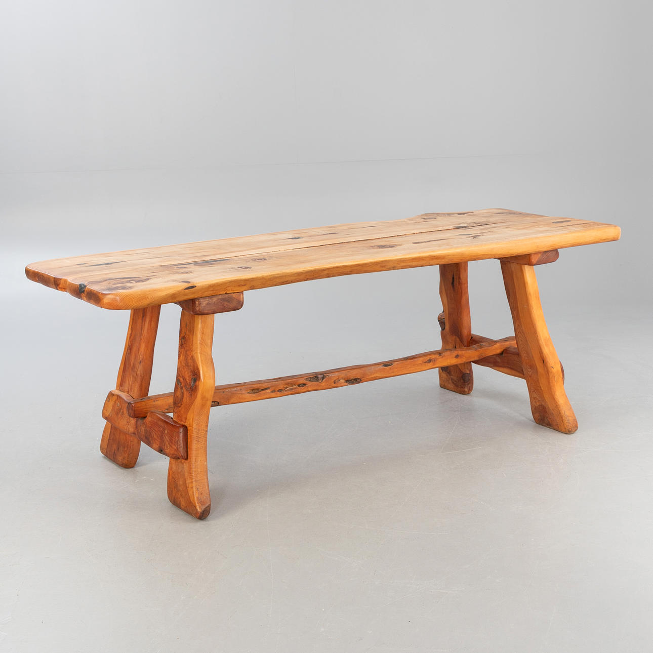 Esstisch aus massivem Olivenholz.